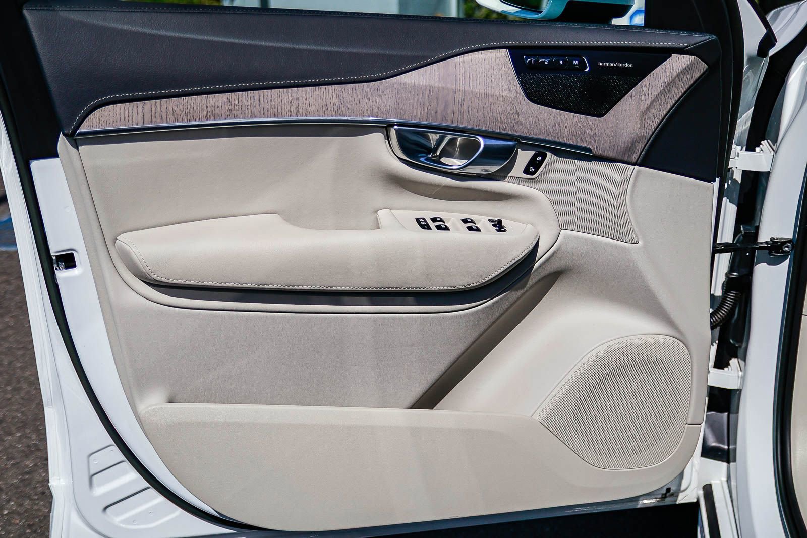 Used 2023 Volvo XC90 T8 Ultimate w/ Protection Package Premier image 23