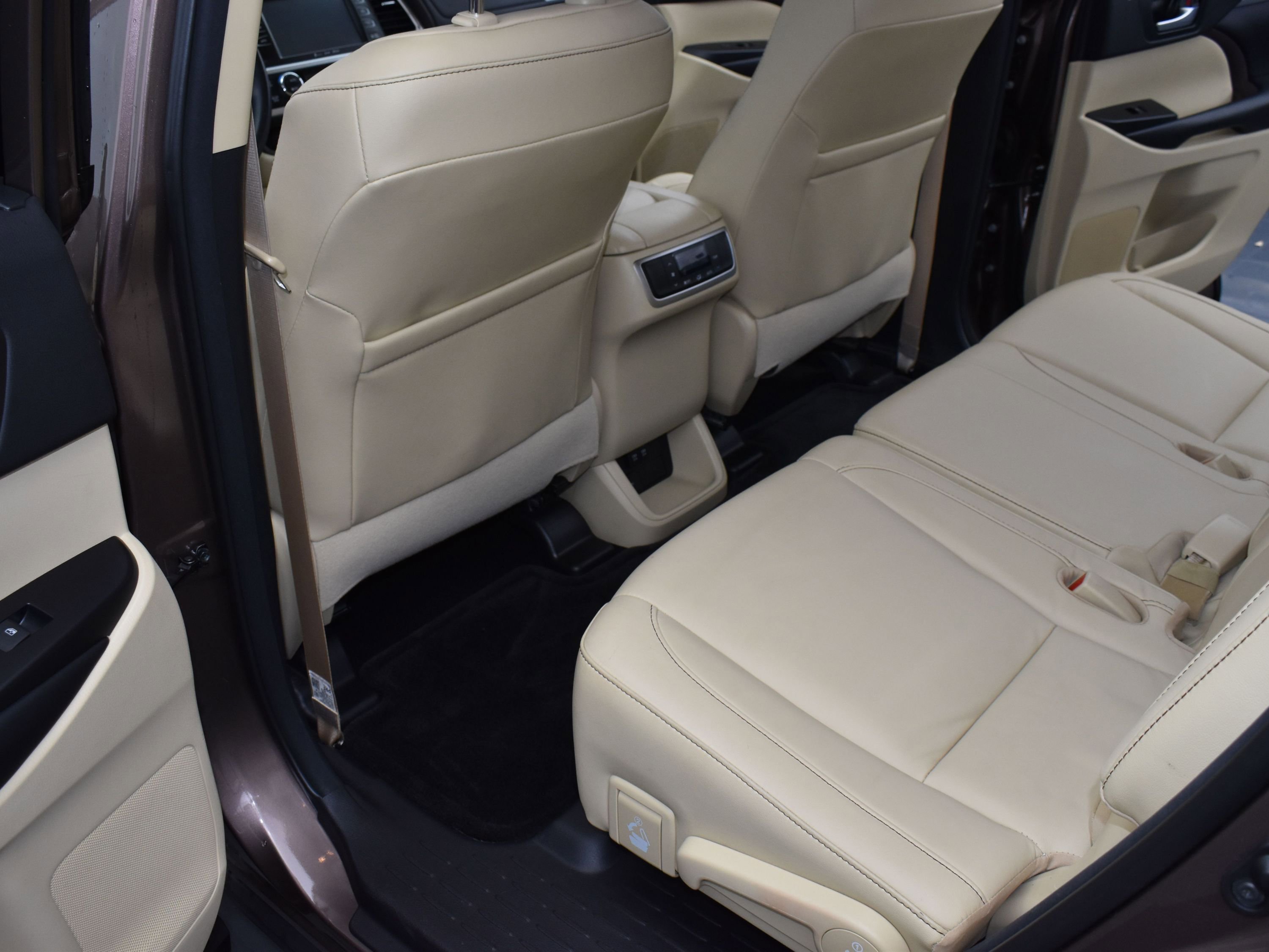 Used 2018 Toyota Highlander XLE image 13