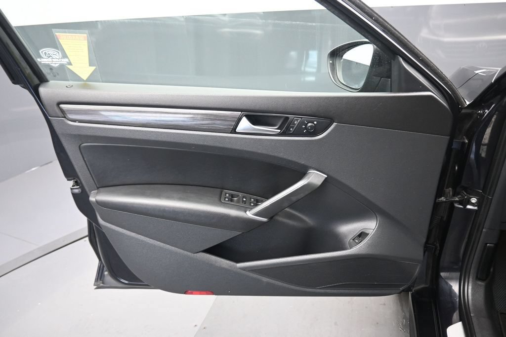 Used 2020 Volkswagen Passat 2.0T R-Line FWD image 9