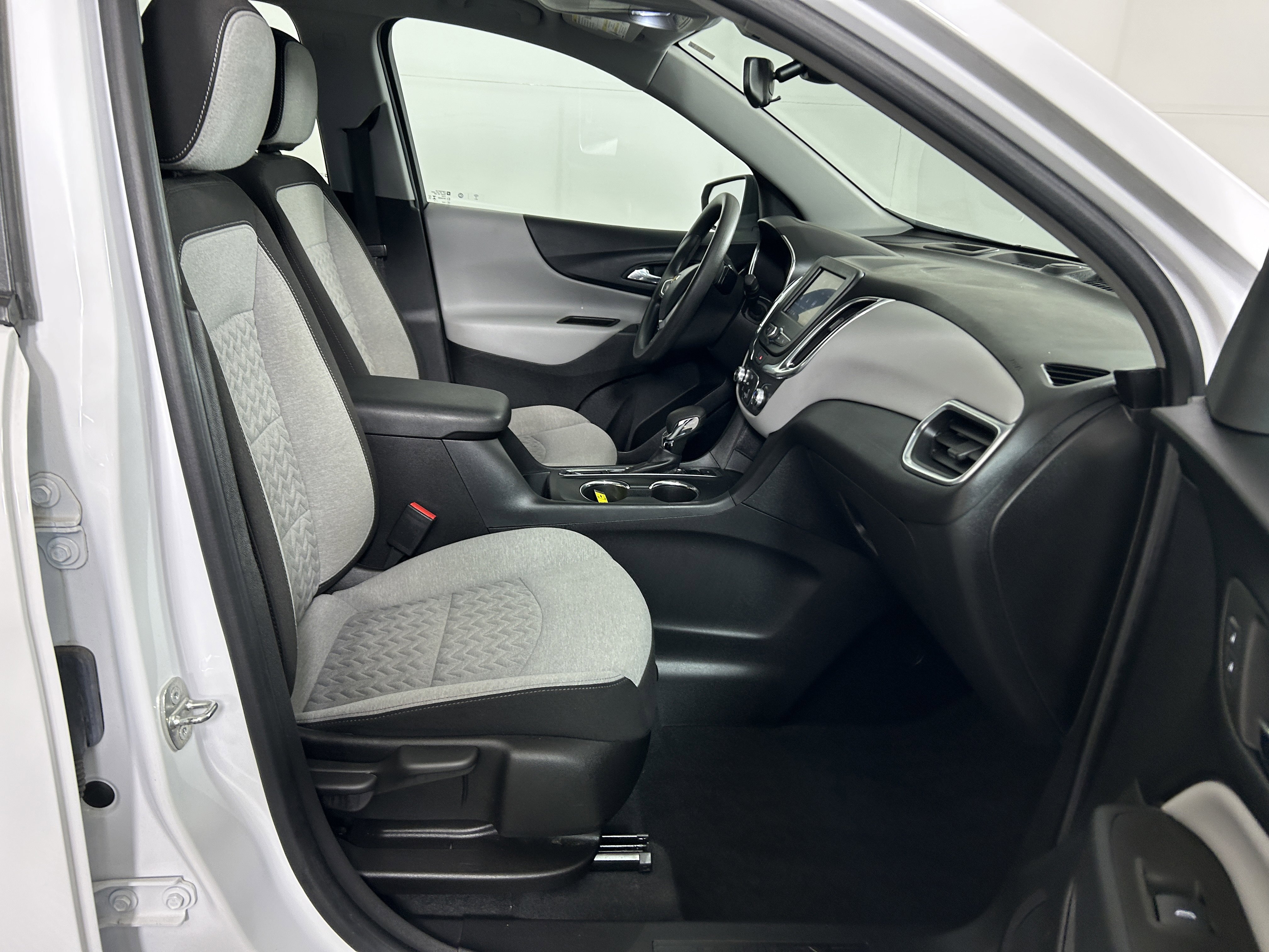 Used 2023 Chevrolet Equinox LS AWD/4WD image 27