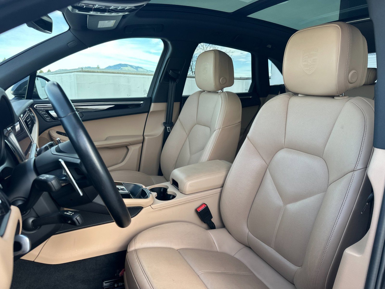 Used 2024 Porsche Macan w/ Premium Plus Package image 5