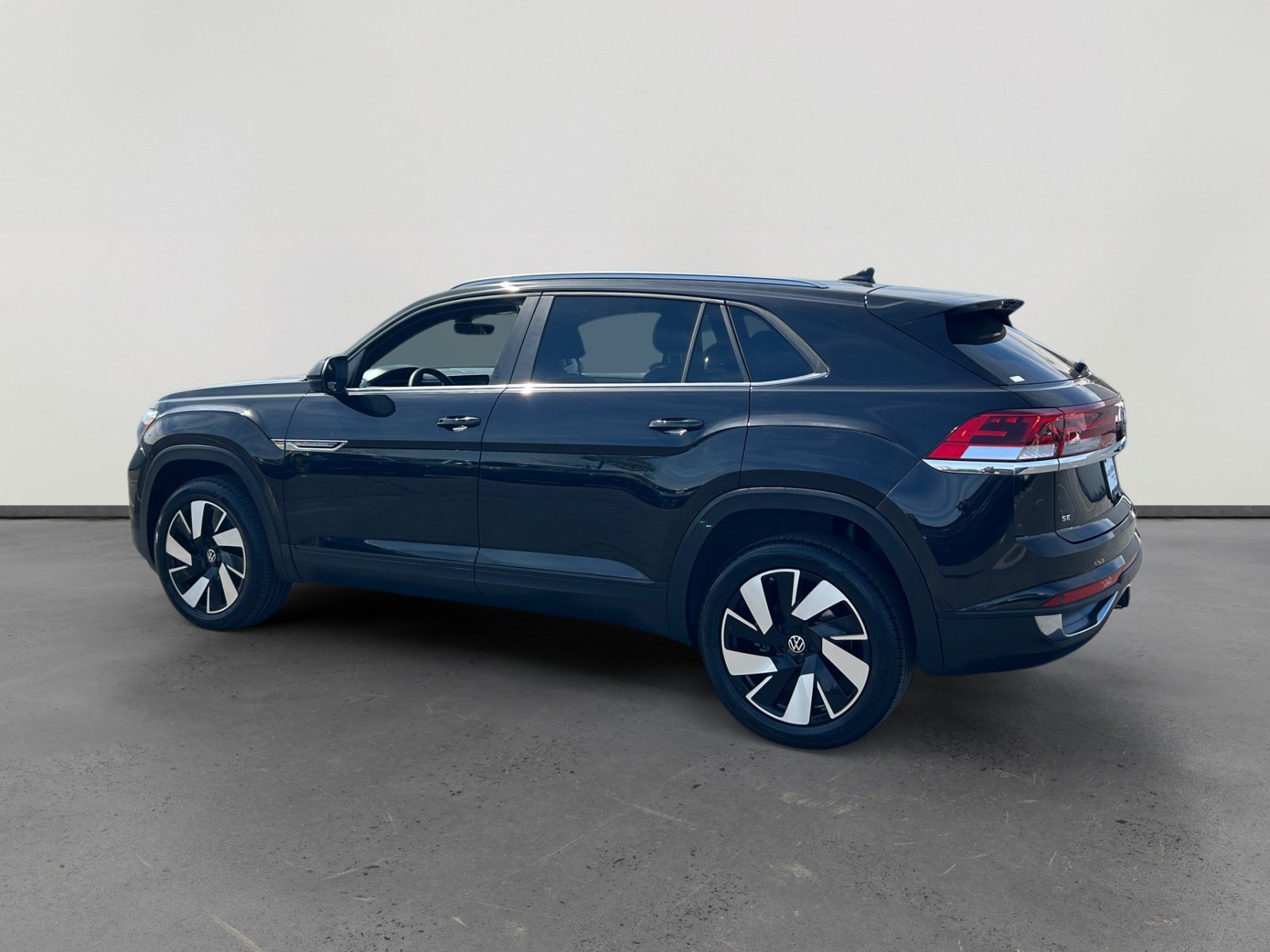 Used 2024 Volkswagen Atlas Cross Sport SE w/ Panoramic Sunroof Package FWD image 3