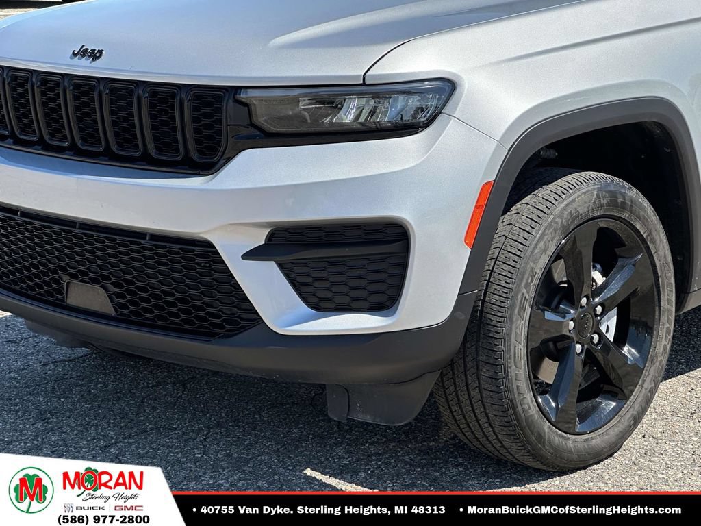 Used 2023 Jeep Grand Cherokee Altitude AWD/4WD image 7