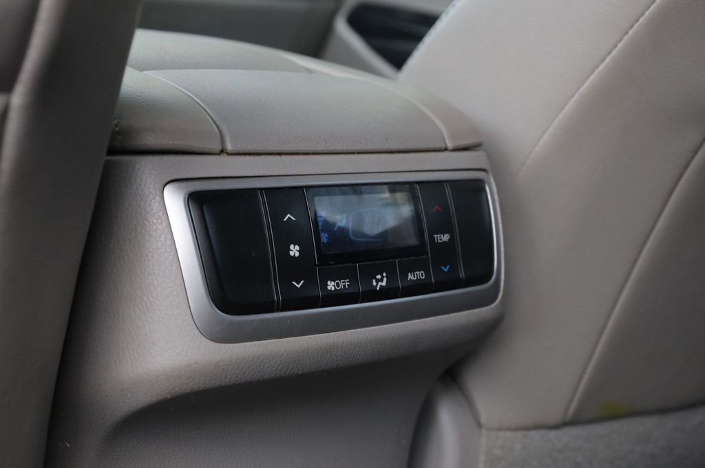 Used 2018 Toyota Highlander XLE image 16