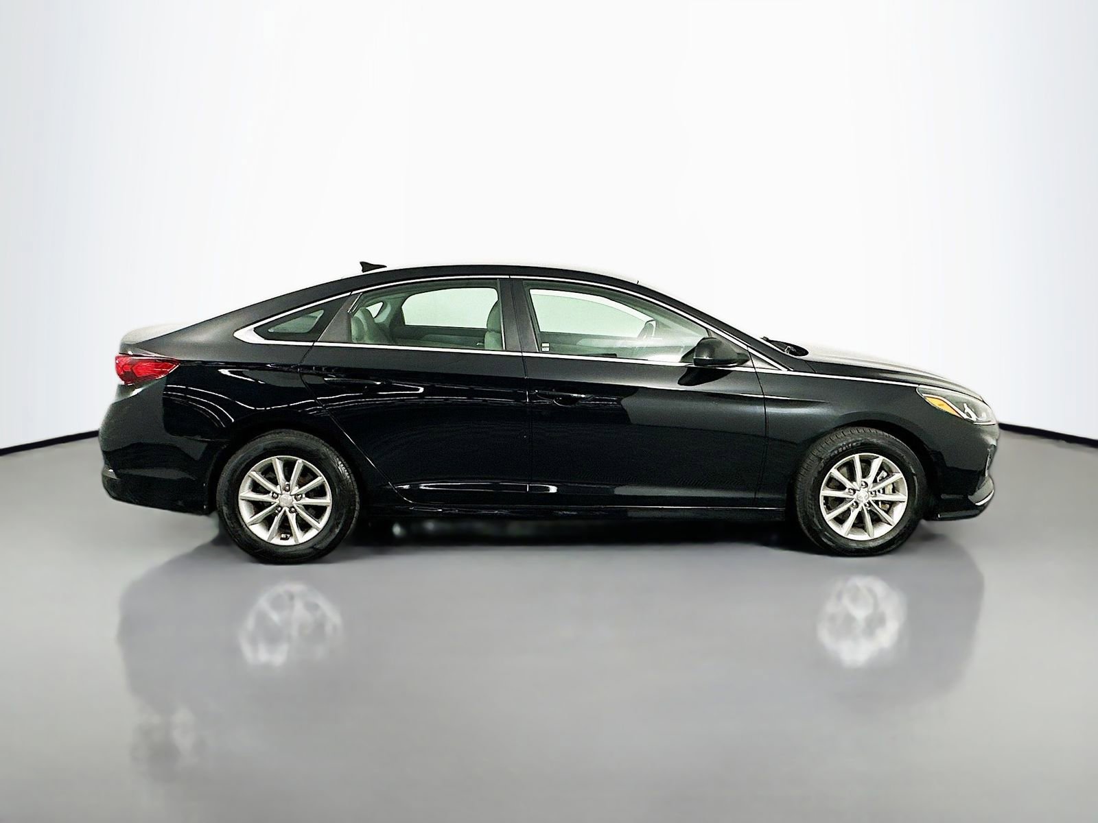 Used 2019 Hyundai Sonata SE w/ Cargo Package FWD image 9