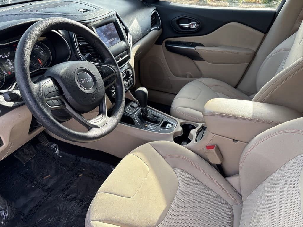 Used 2019 Jeep Cherokee Latitude w/ Popular Appearance Group image 10