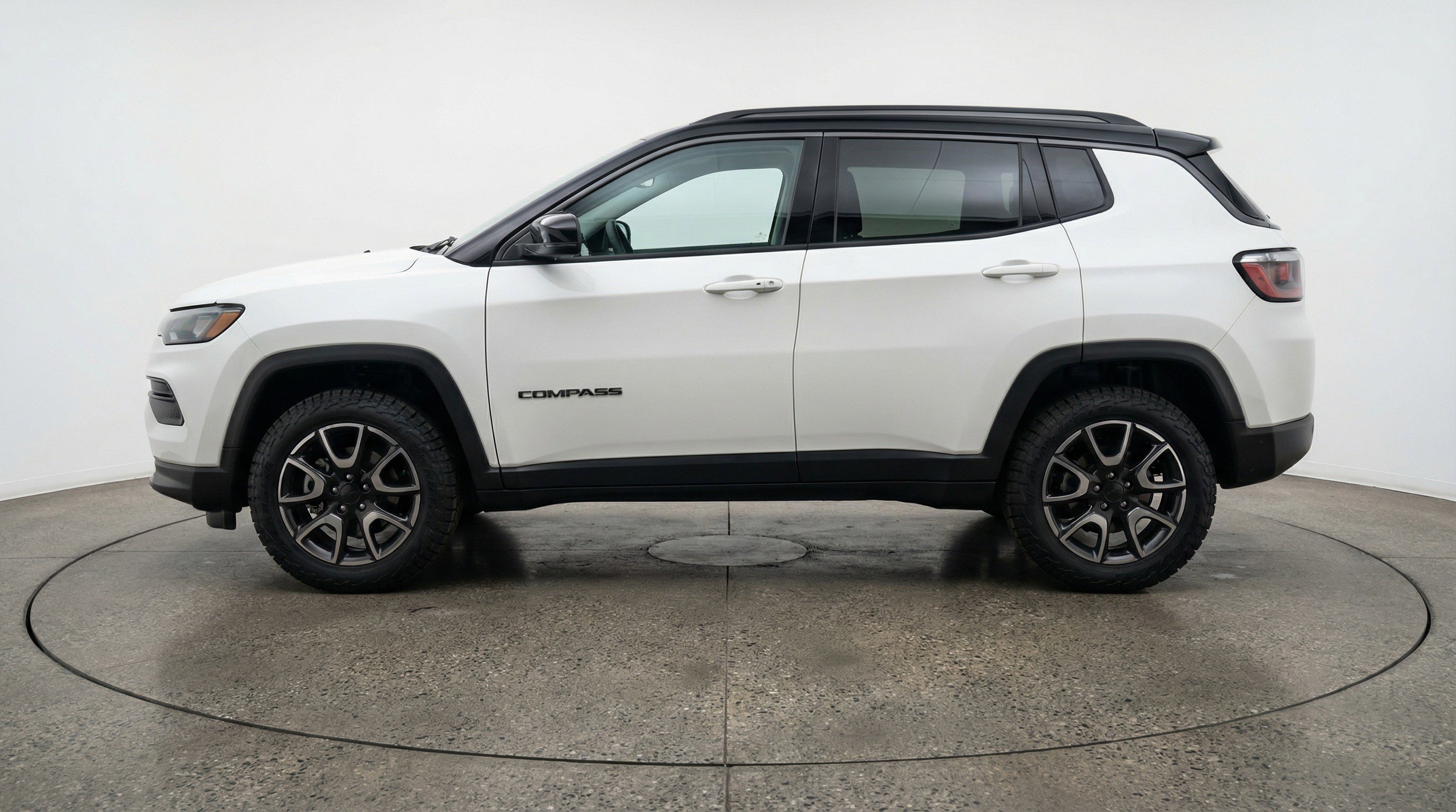 Used 2025 Jeep Compass Trailhawk AWD/4WD image 5