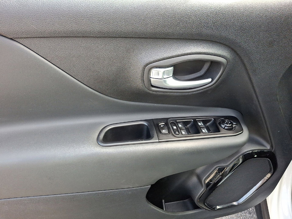 Certified 2022 Jeep Renegade Altitude w/ Convenience Group image 10