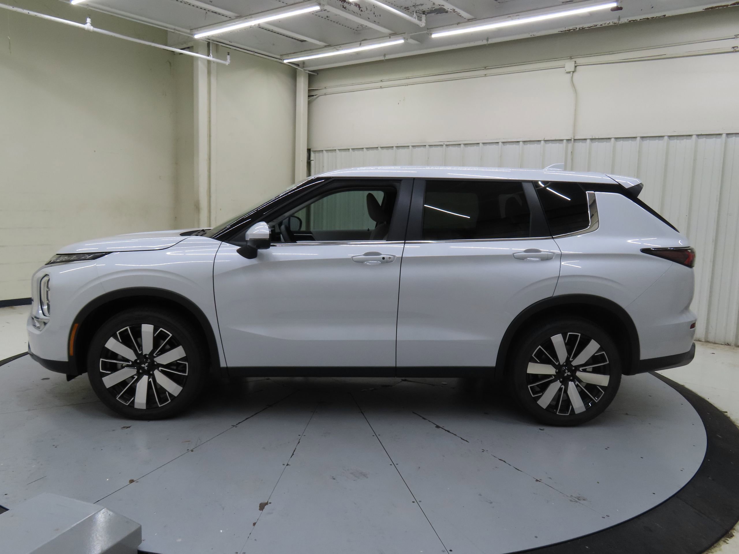 New 2025 Mitsubishi Outlander SE image 6