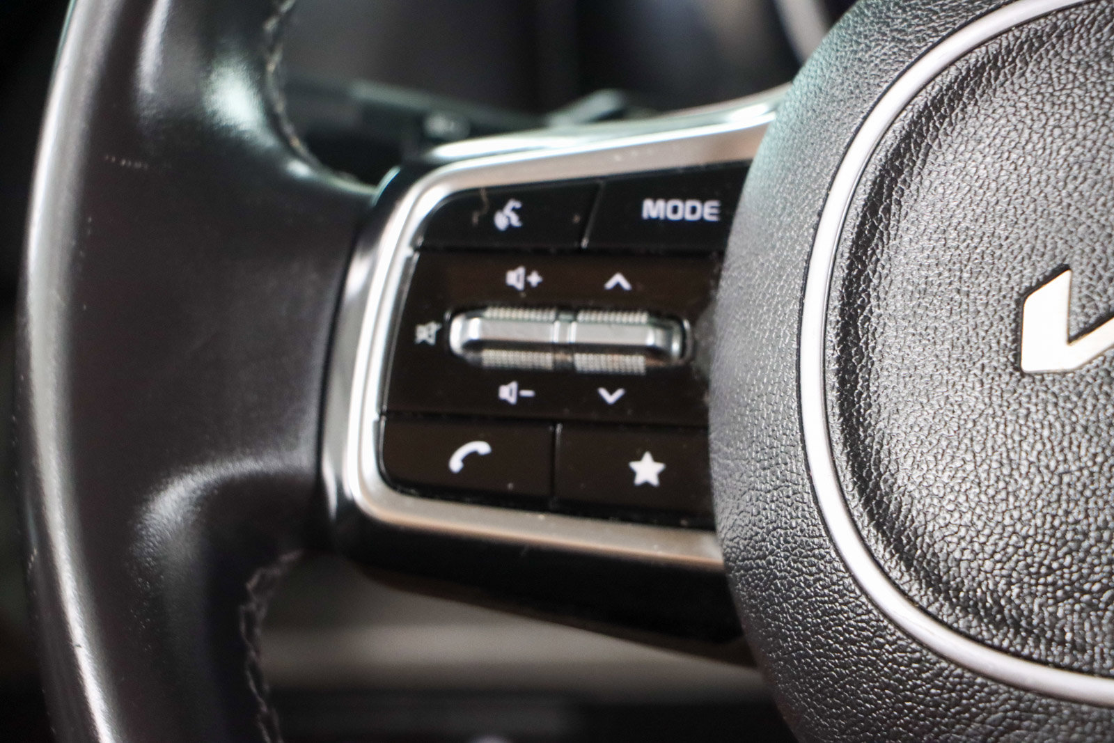 Used 2024 Kia Carnival EX image 13