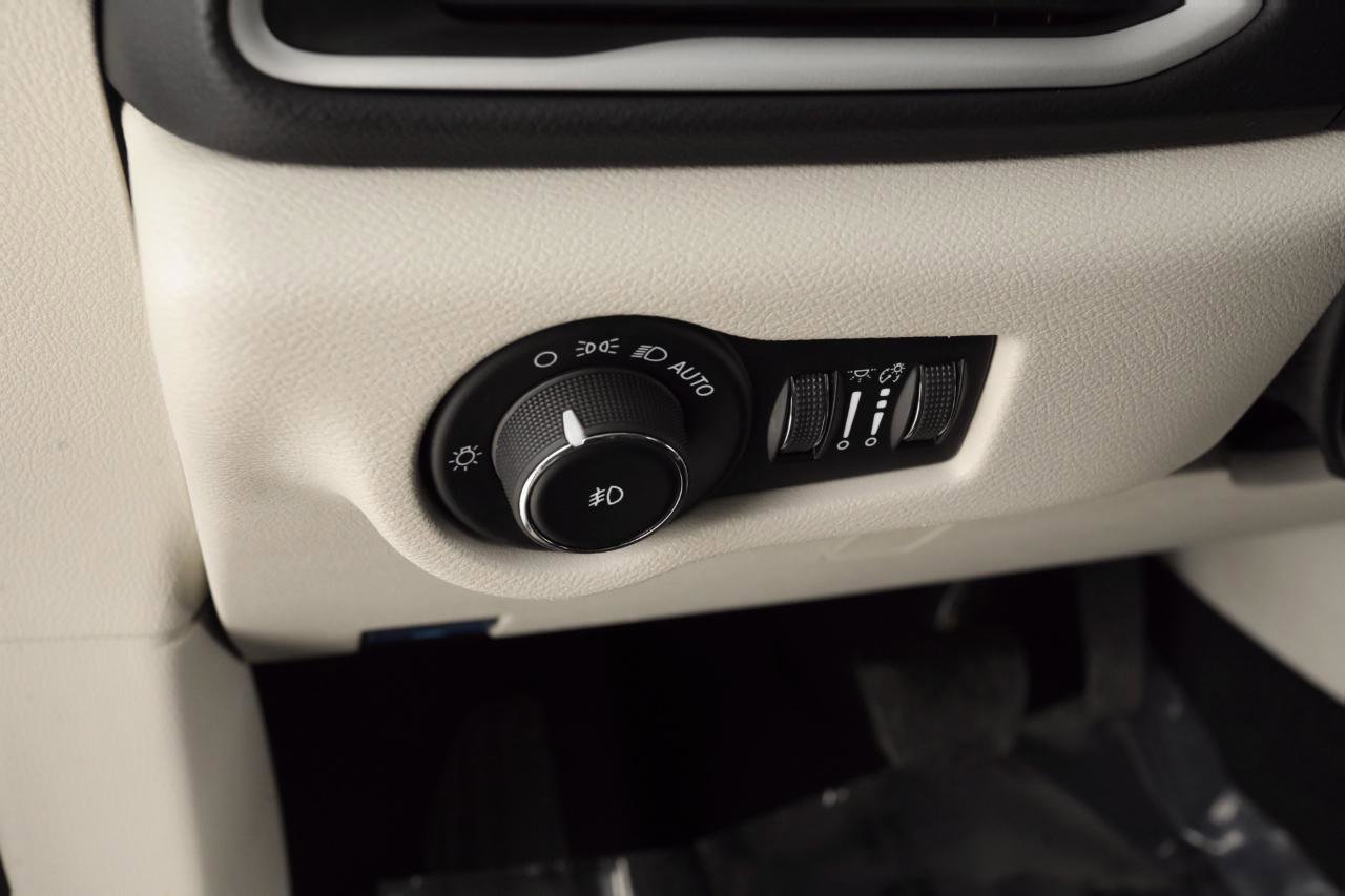 Used 2023 Chrysler Pacifica Touring-L image 36