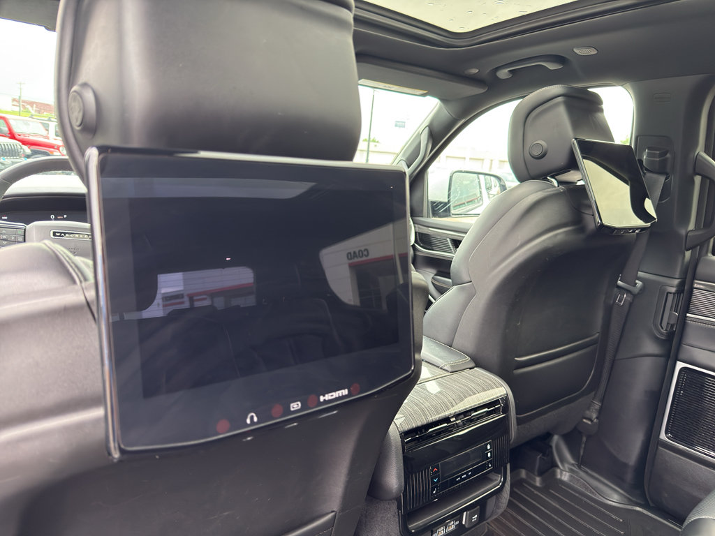 Used 2022 Jeep Wagoneer Series III w/ Premium Group I AWD/4WD image 13
