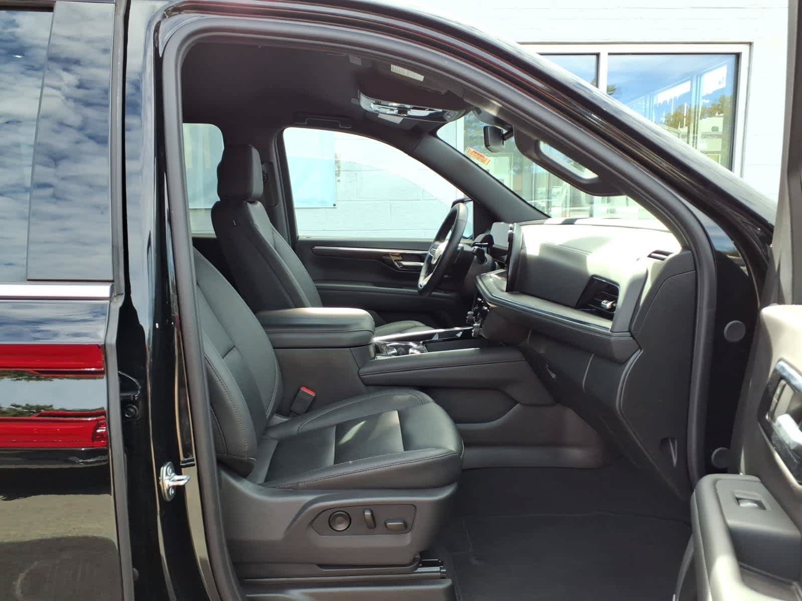 Used 2026 Chevrolet Suburban LT w/ Comfort Package AWD/4WD image 21