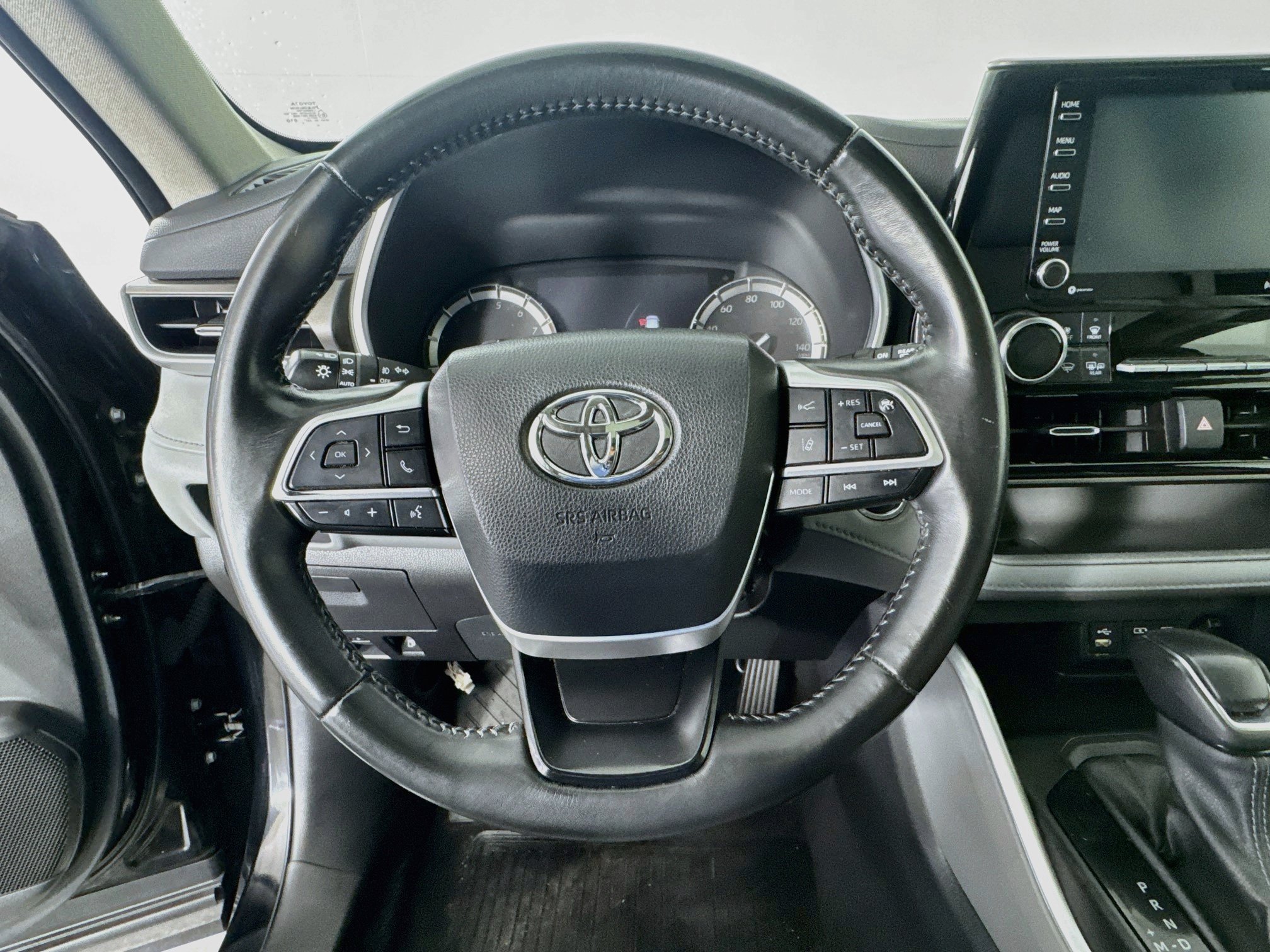 Used 2022 Toyota Highlander XLE AWD/4WD image 11