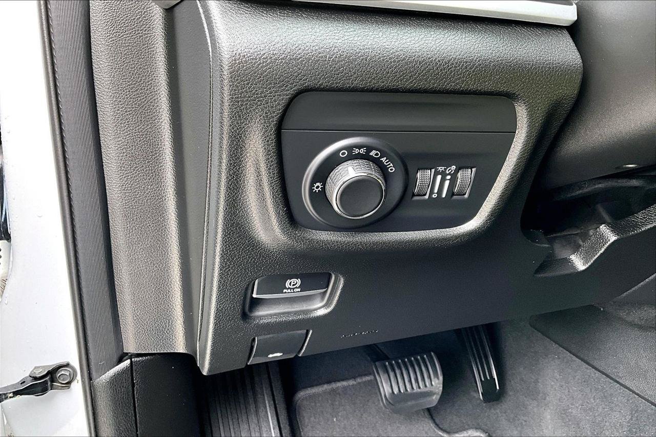 Used 2024 Jeep Grand Cherokee L Laredo AWD/4WD image 35