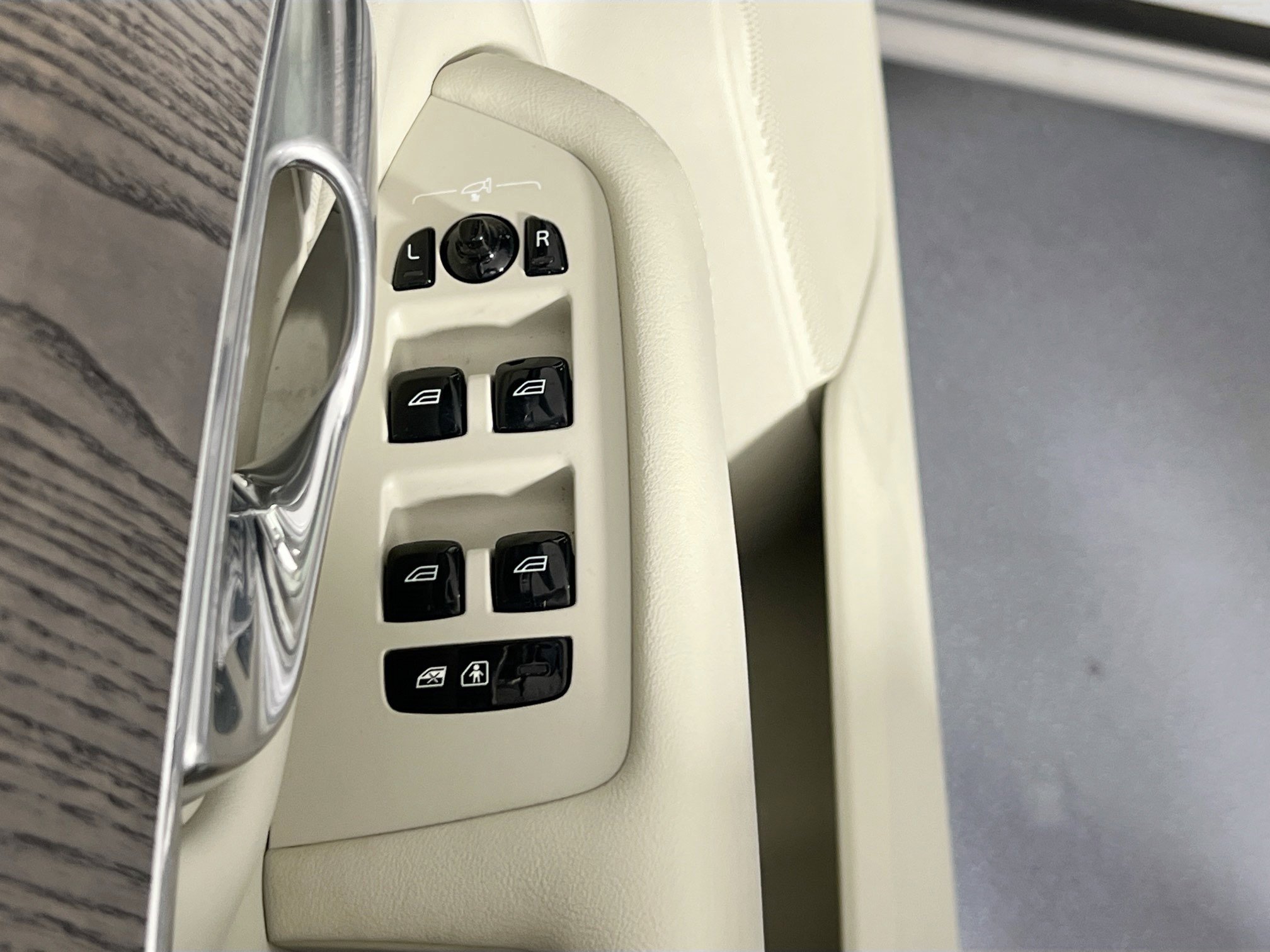 Used 2023 Volvo XC90 B6 Core w/ Protection Package Premier image 18