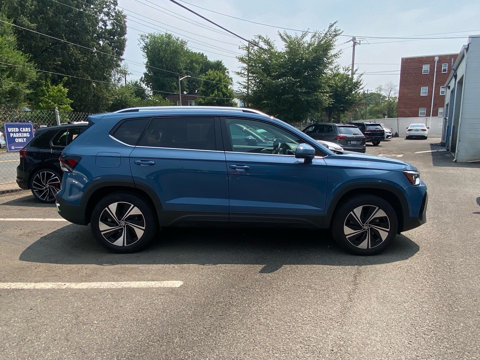 Certified 2025 Volkswagen Taos SE w/ Panoramic Sunroof Package AWD/4WD image 2