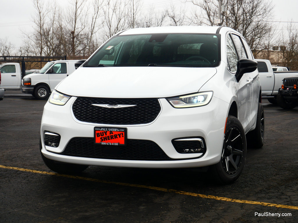 Used 2024 Chrysler Pacifica Touring image 20