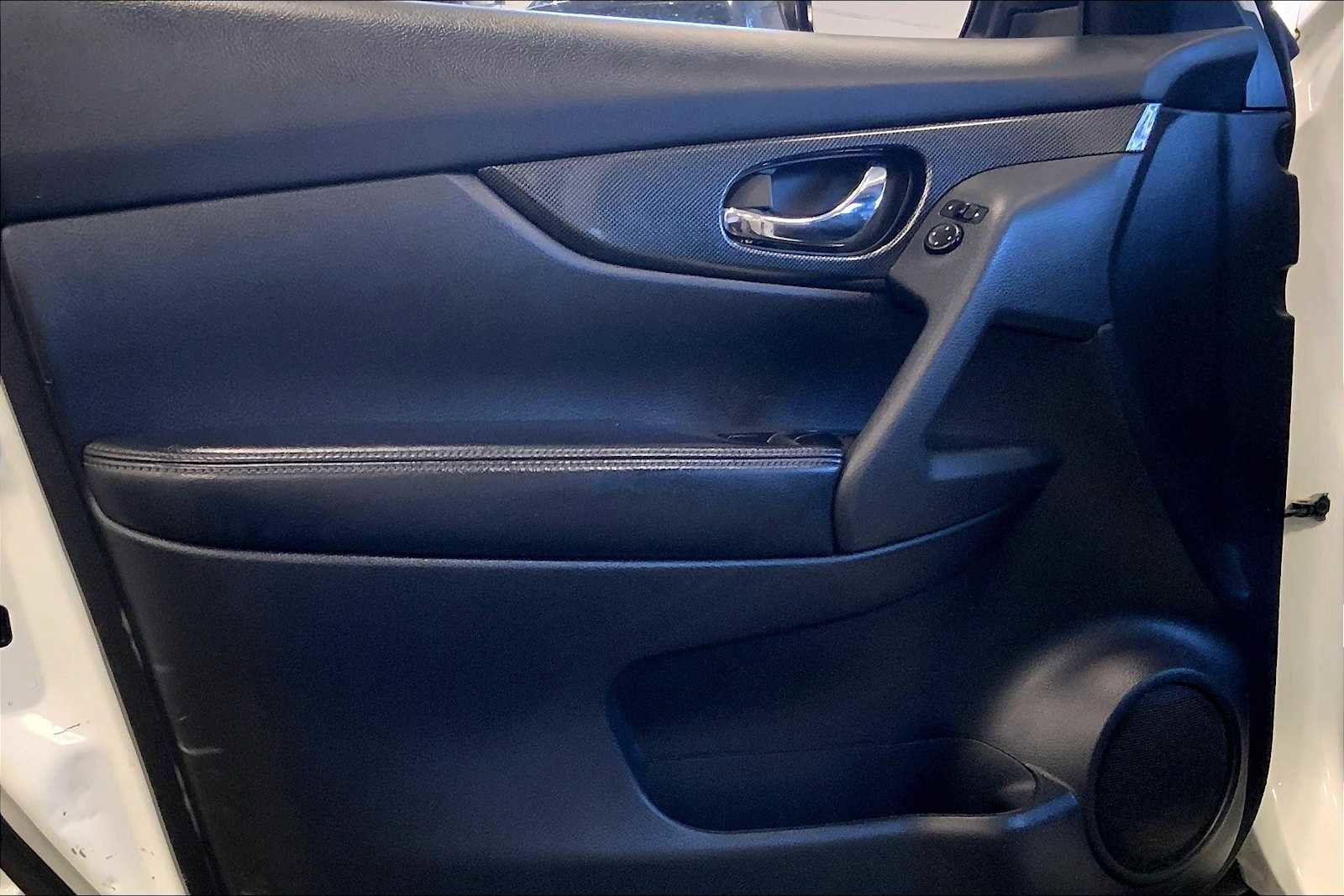 Used 2016 Nissan Rogue SL w/ SL Premium Package image 21