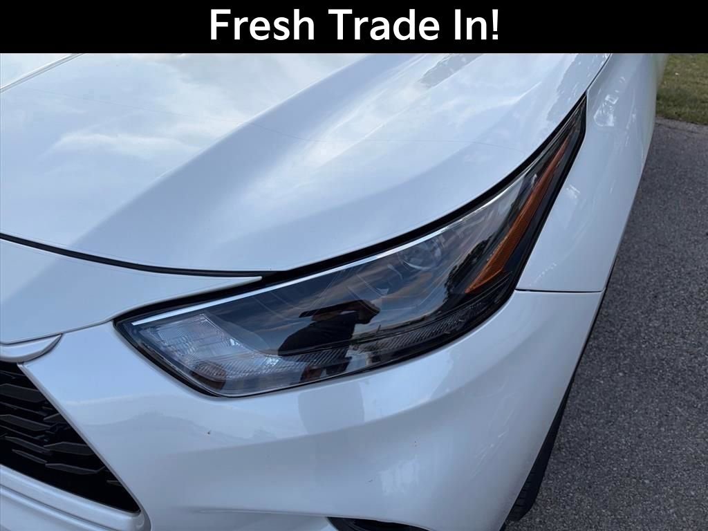 Used 2024 Toyota Highlander LE FWD image 4