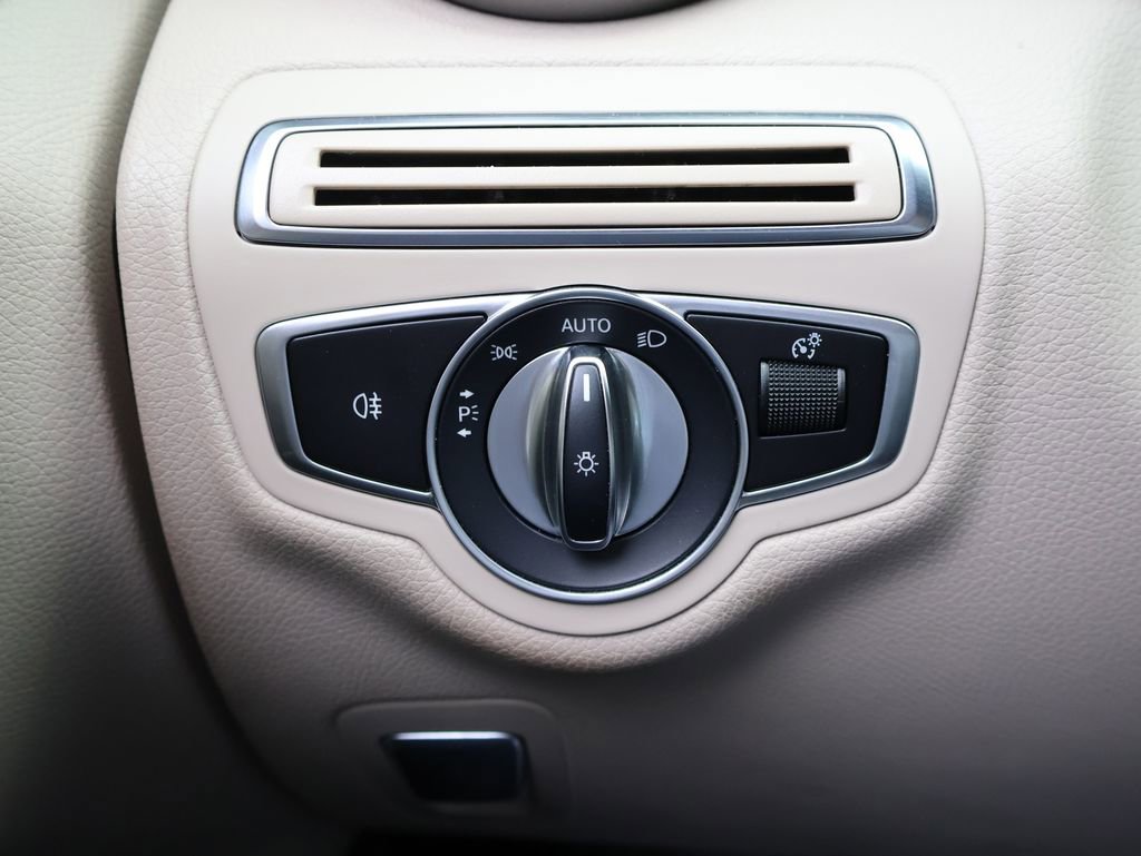 Used 2018 Mercedes-Benz C 300 Sedan image 31