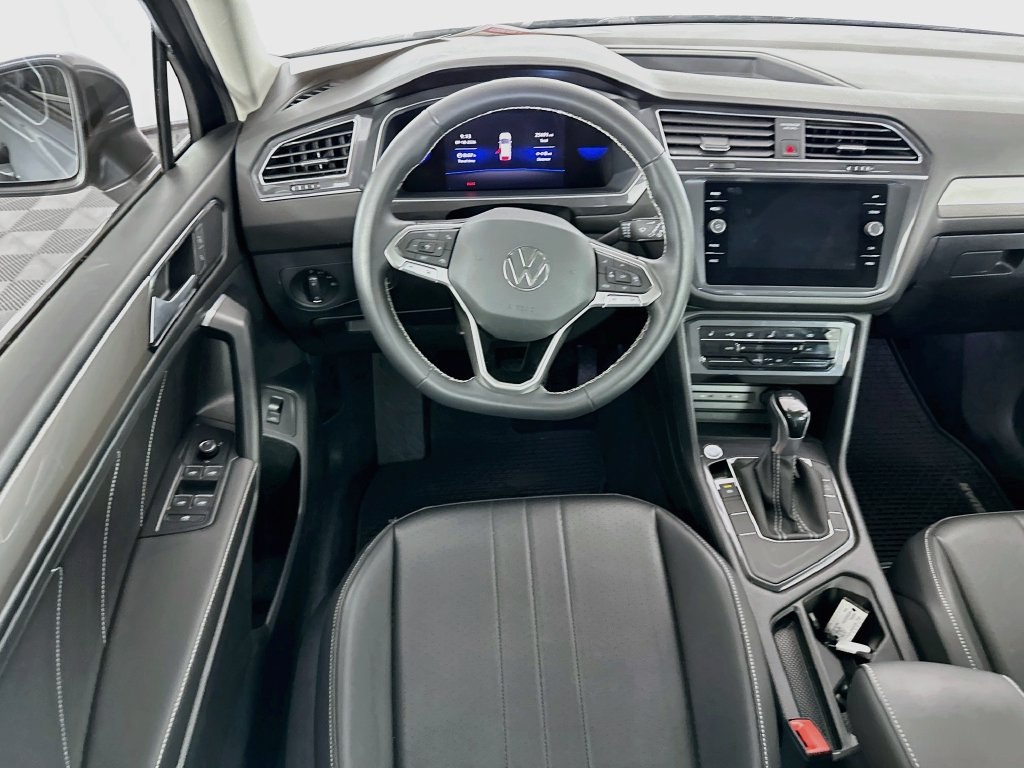 Used 2023 Volkswagen Tiguan SE w/ Panoramic Sunroof Package FWD image 30