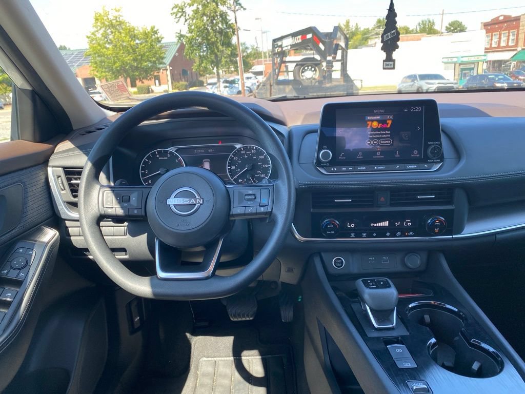 Used 2023 Nissan Rogue SV FWD image 12