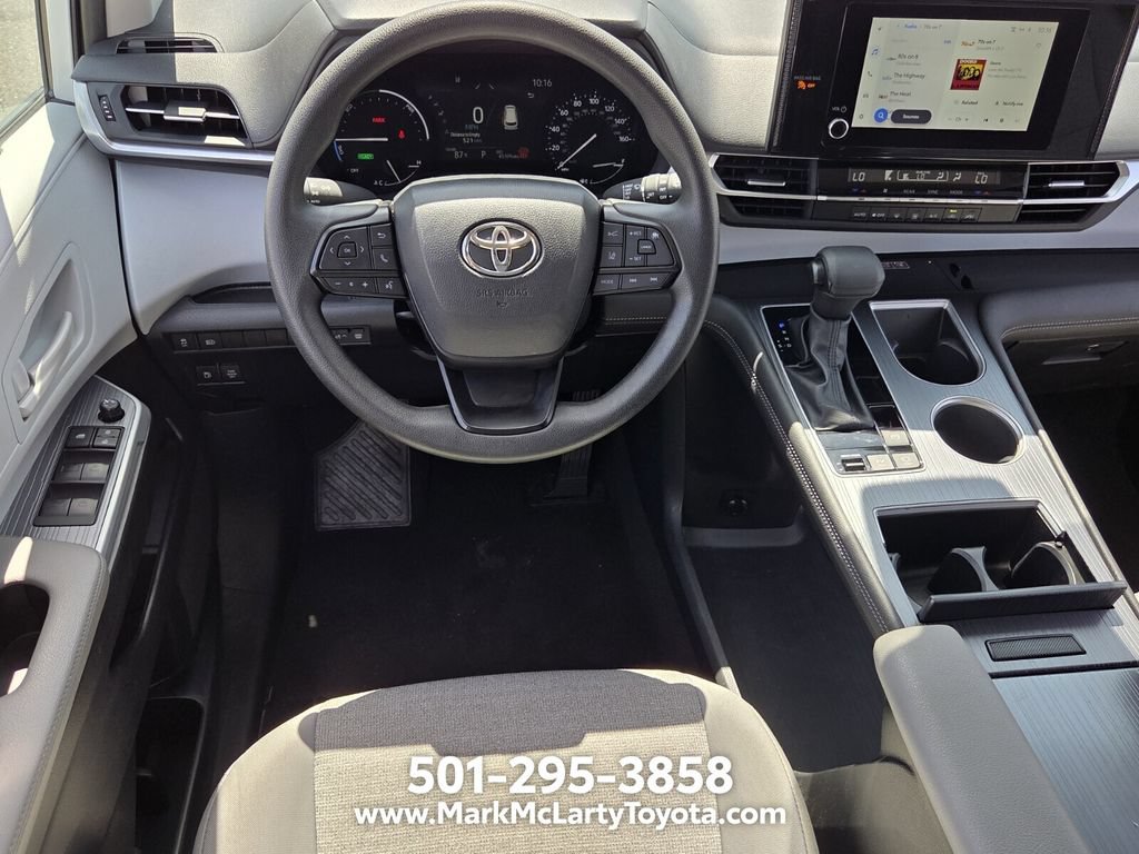 Used 2025 Toyota Sienna LE FWD image 11