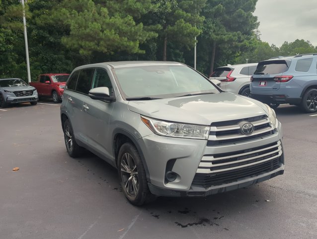 Used 2019 Toyota Highlander LE FWD image 3