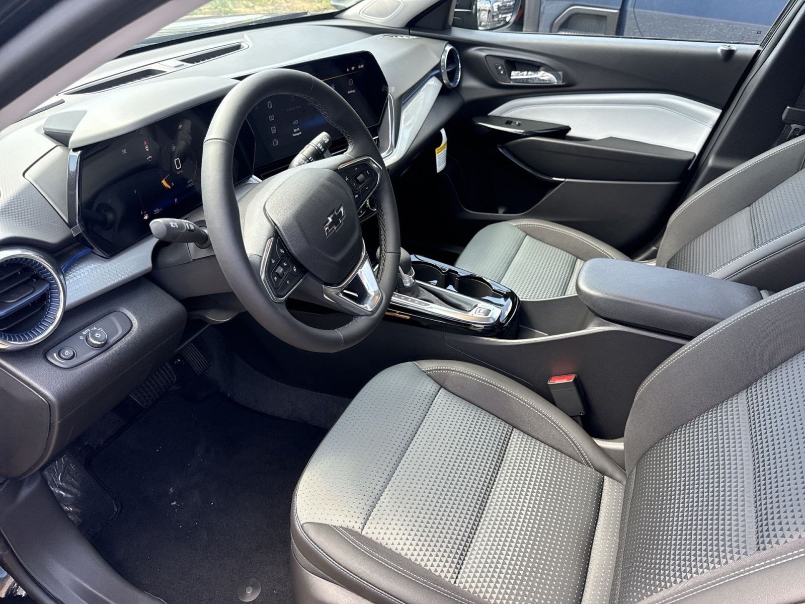 New 2026 Chevrolet Trax LT w/ Sunroof Package FWD image 17