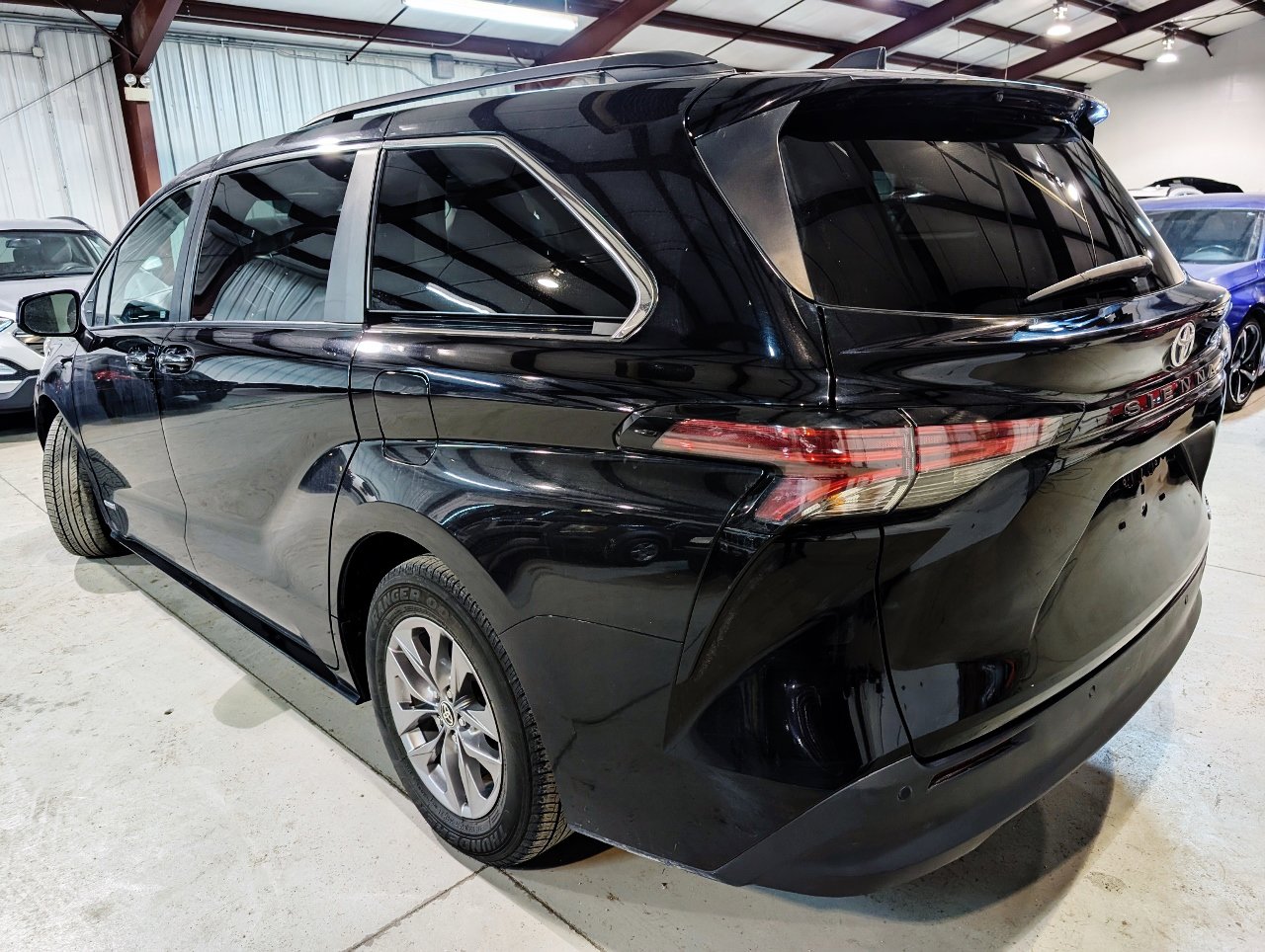 Used 2021 Toyota Sienna XLE w/ XLE Plus Package FWD image 7
