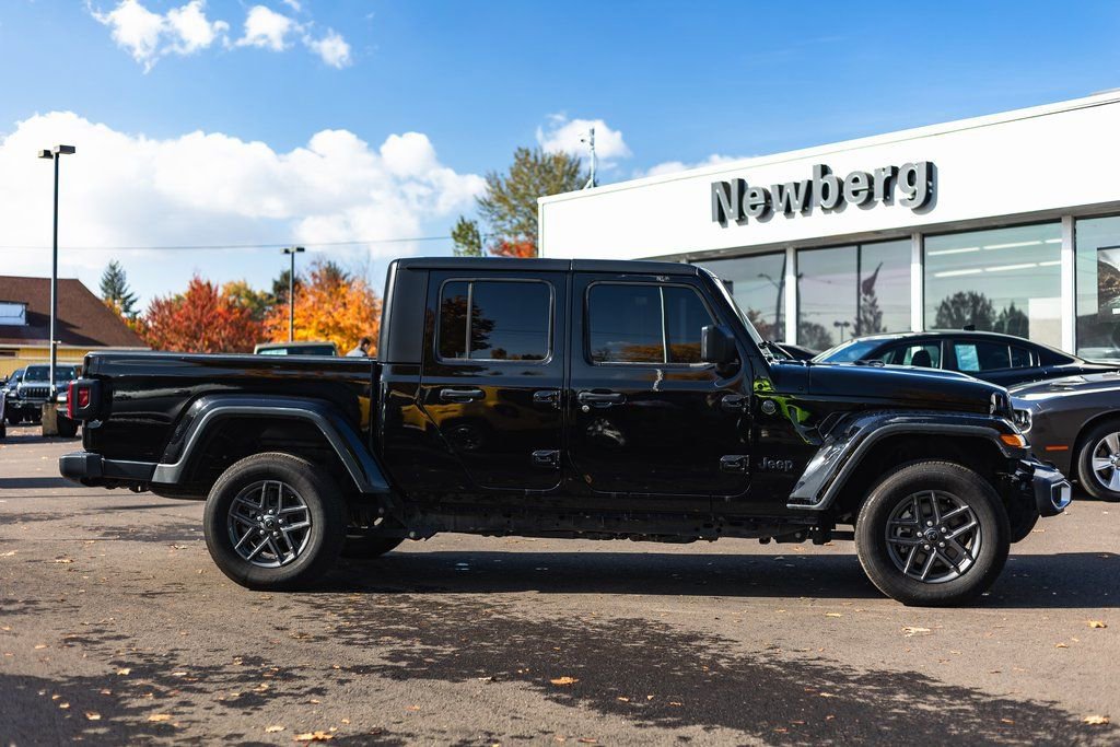 Used 2024 Jeep Gladiator Sport image 7