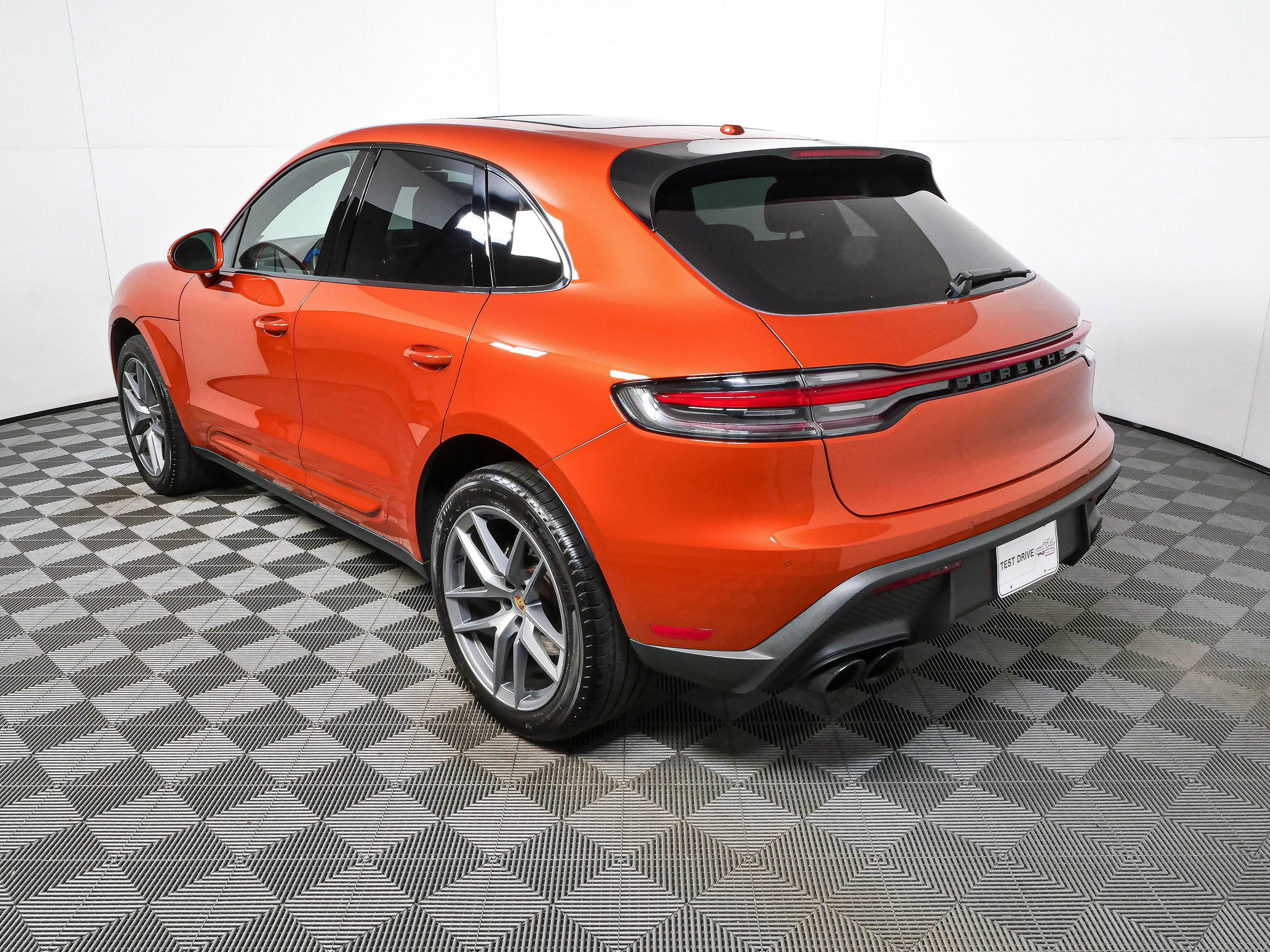 Certified 2024 Porsche Macan S AWD/4WD image 3