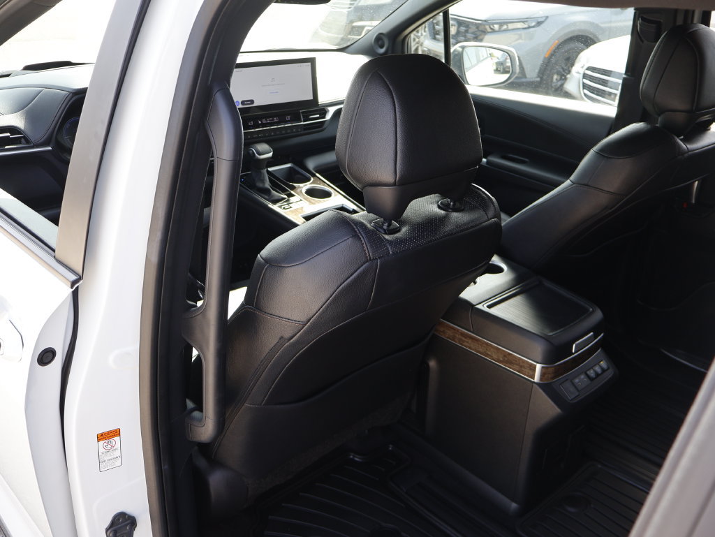 Used 2025 Toyota Sienna Platinum AWD/4WD image 11
