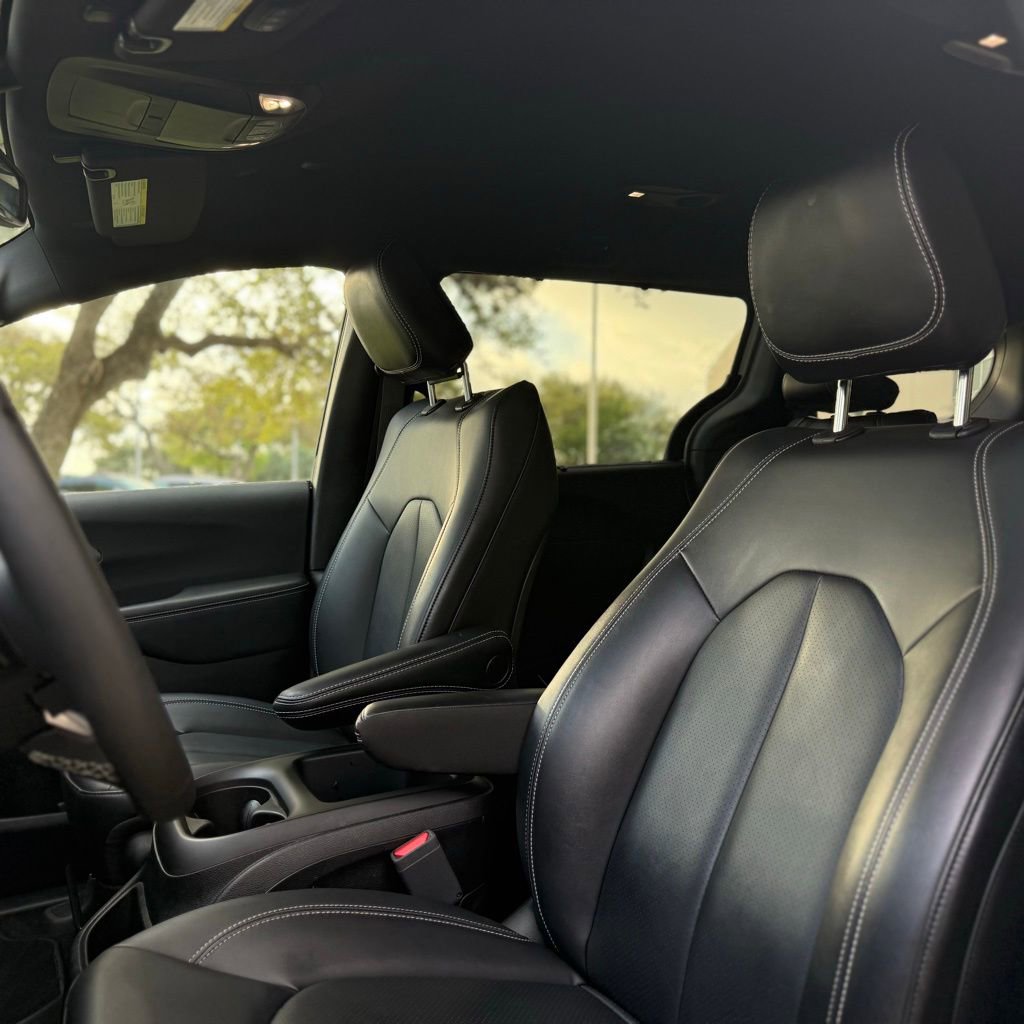 Used 2025 Chrysler Pacifica Select image 24