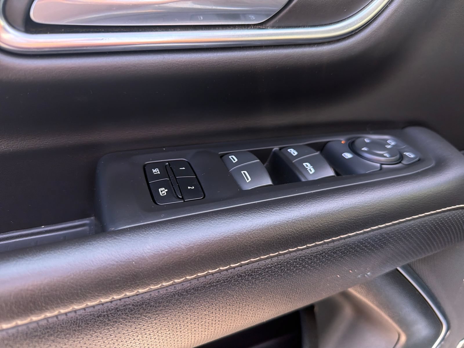 Used 2024 GMC Yukon SLT AWD/4WD image 15