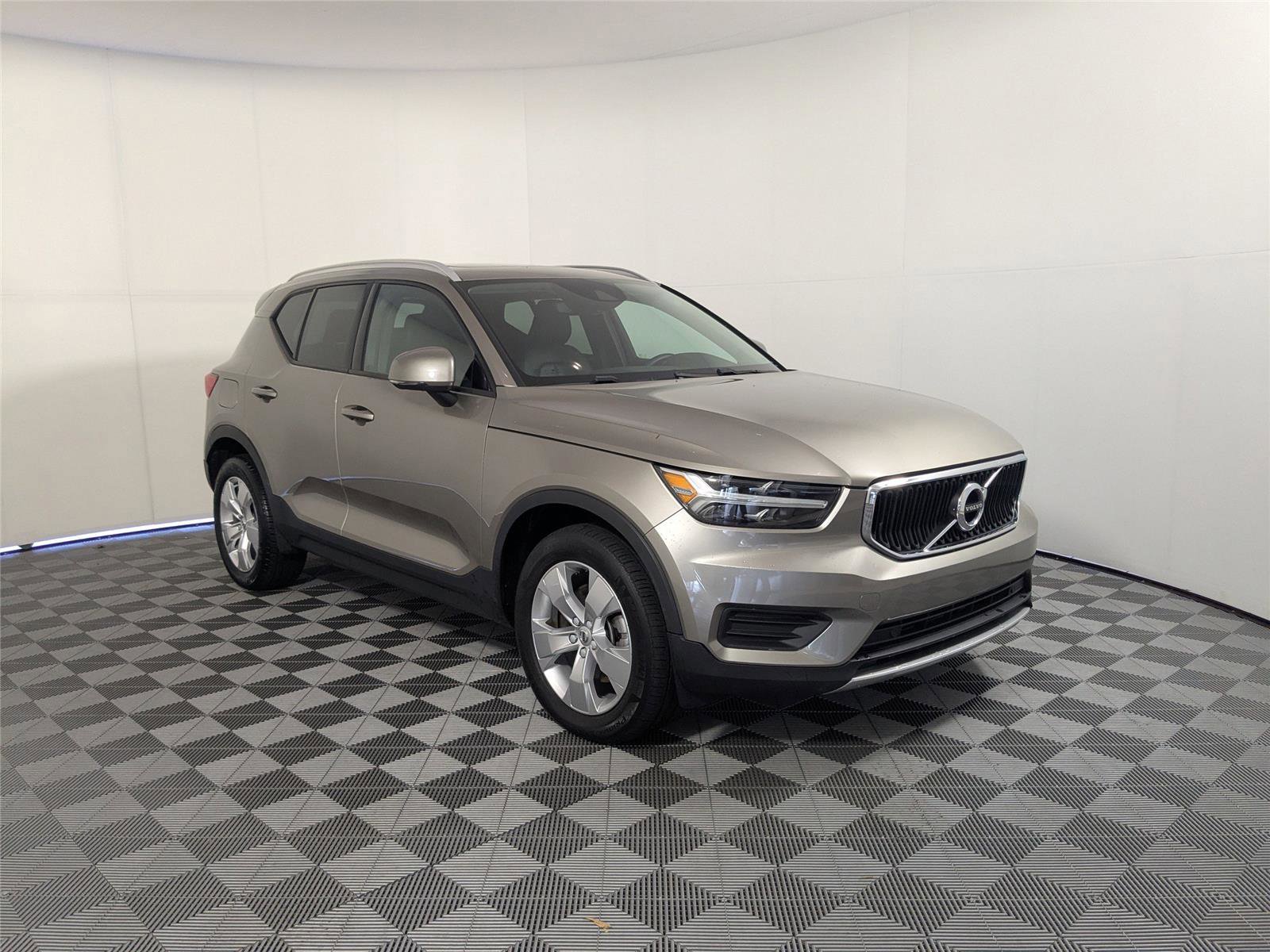 Used 2022 Volvo XC40 T5 Momentum image 3