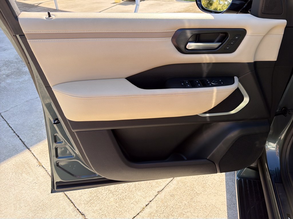Used 2025 Nissan Armada Platinum Reserve RWD image 18