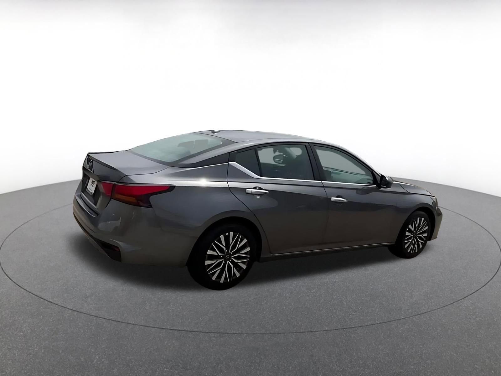 Used 2025 Nissan Altima 2.5 SV FWD image 12