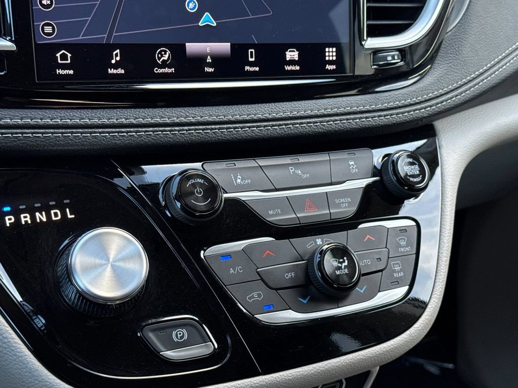 Used 2024 Chrysler Pacifica Select image 20