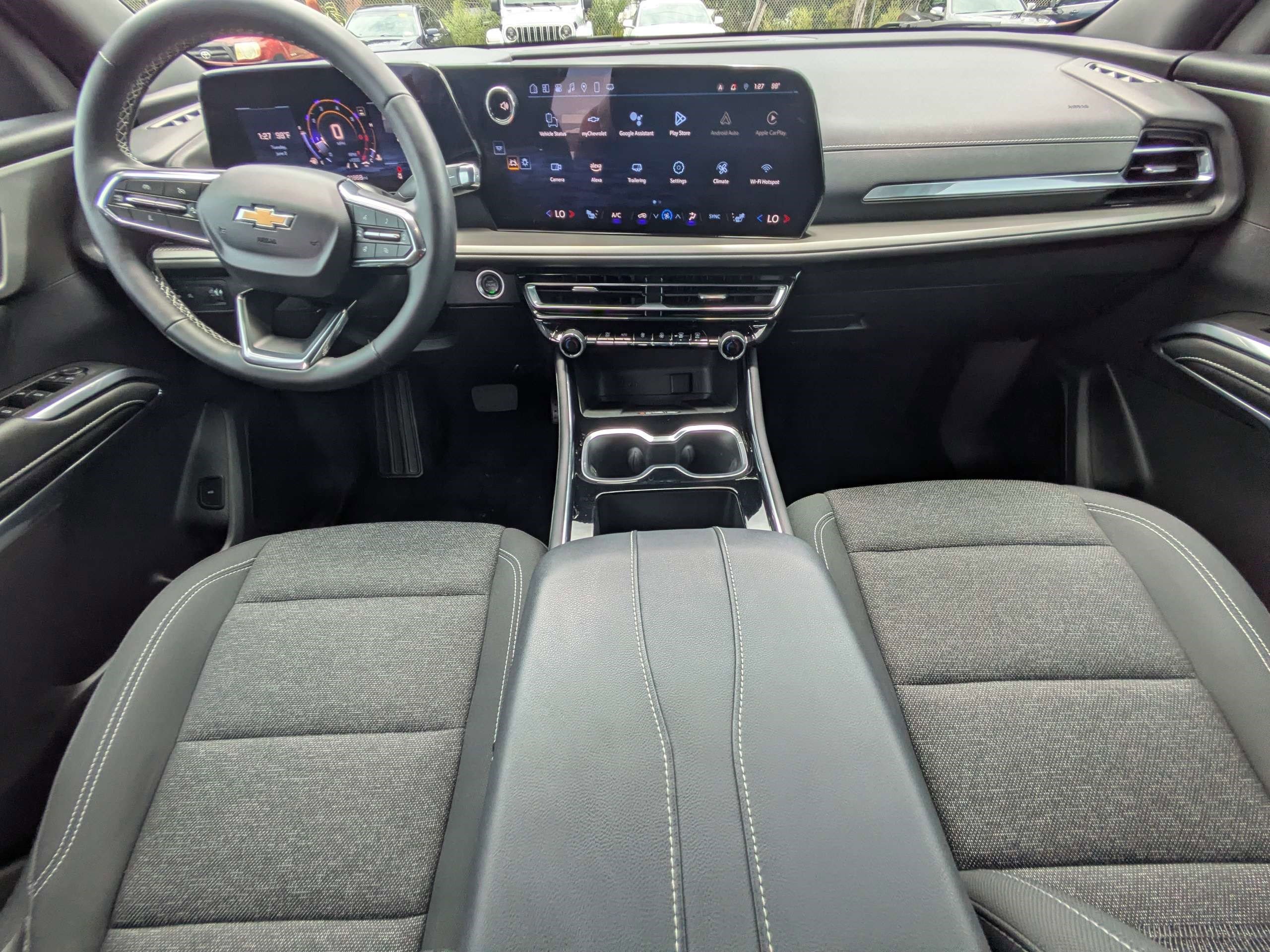 Used 2025 Chevrolet Traverse LT w/ Driver Confidence Package FWD image 14