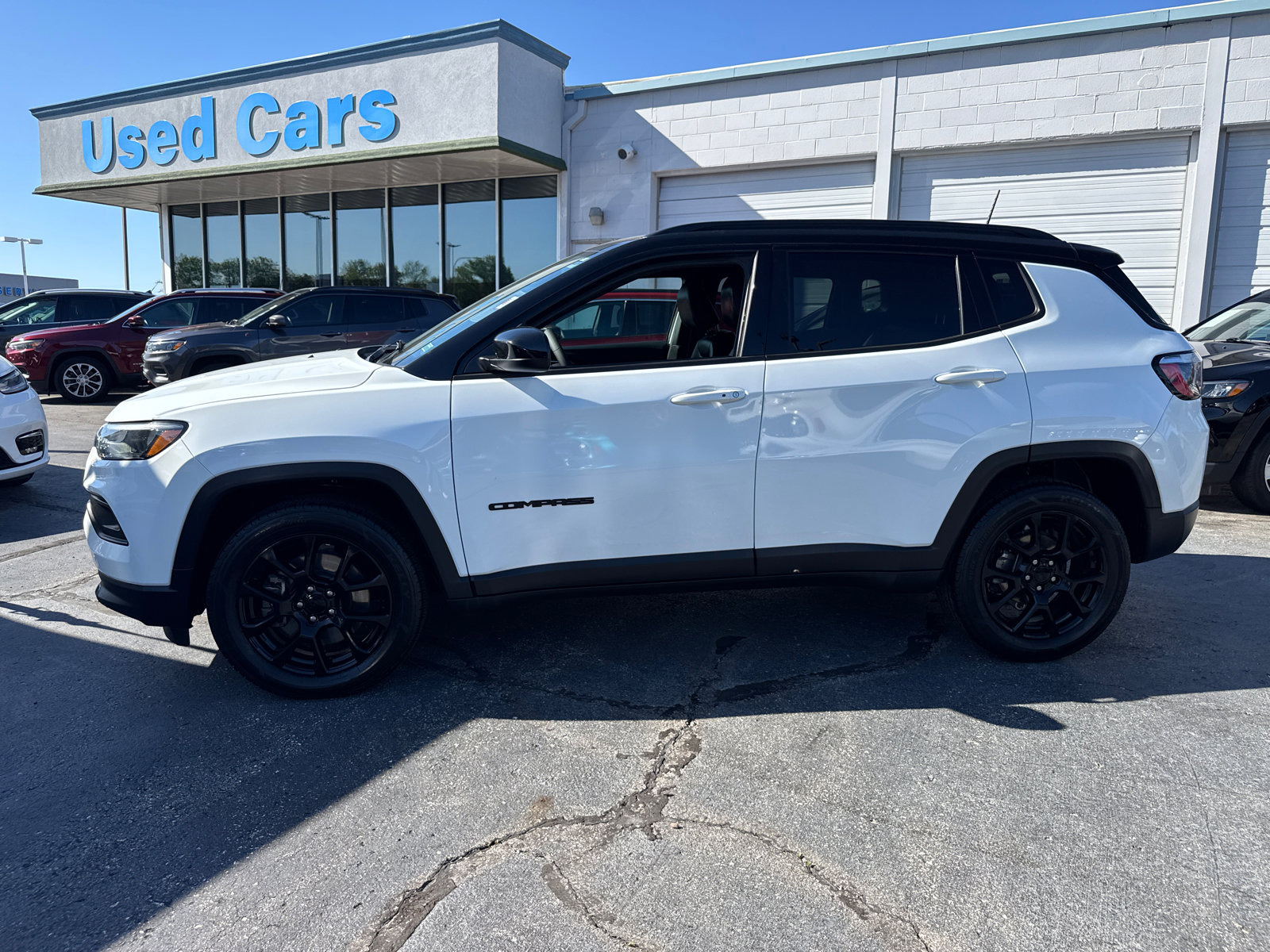 Used 2023 Jeep Compass Altitude AWD/4WD image 3