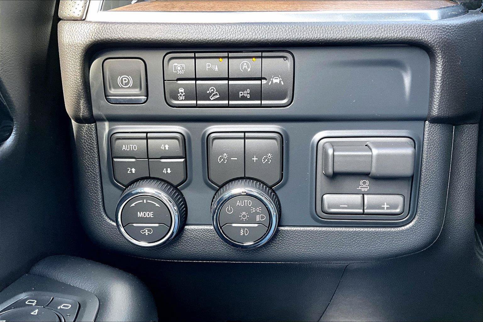 New 2026 Chevrolet Suburban High Country AWD/4WD image 16