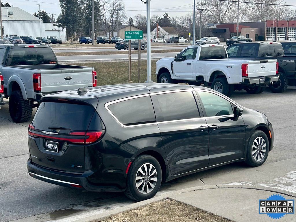 Used 2024 Chrysler Pacifica Select image 5