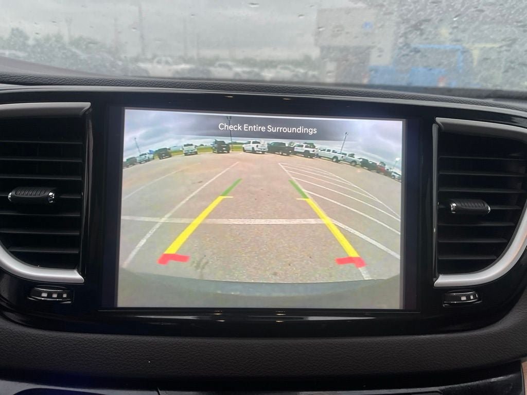 Used 2024 Chrysler Pacifica Touring-L FWD image 17