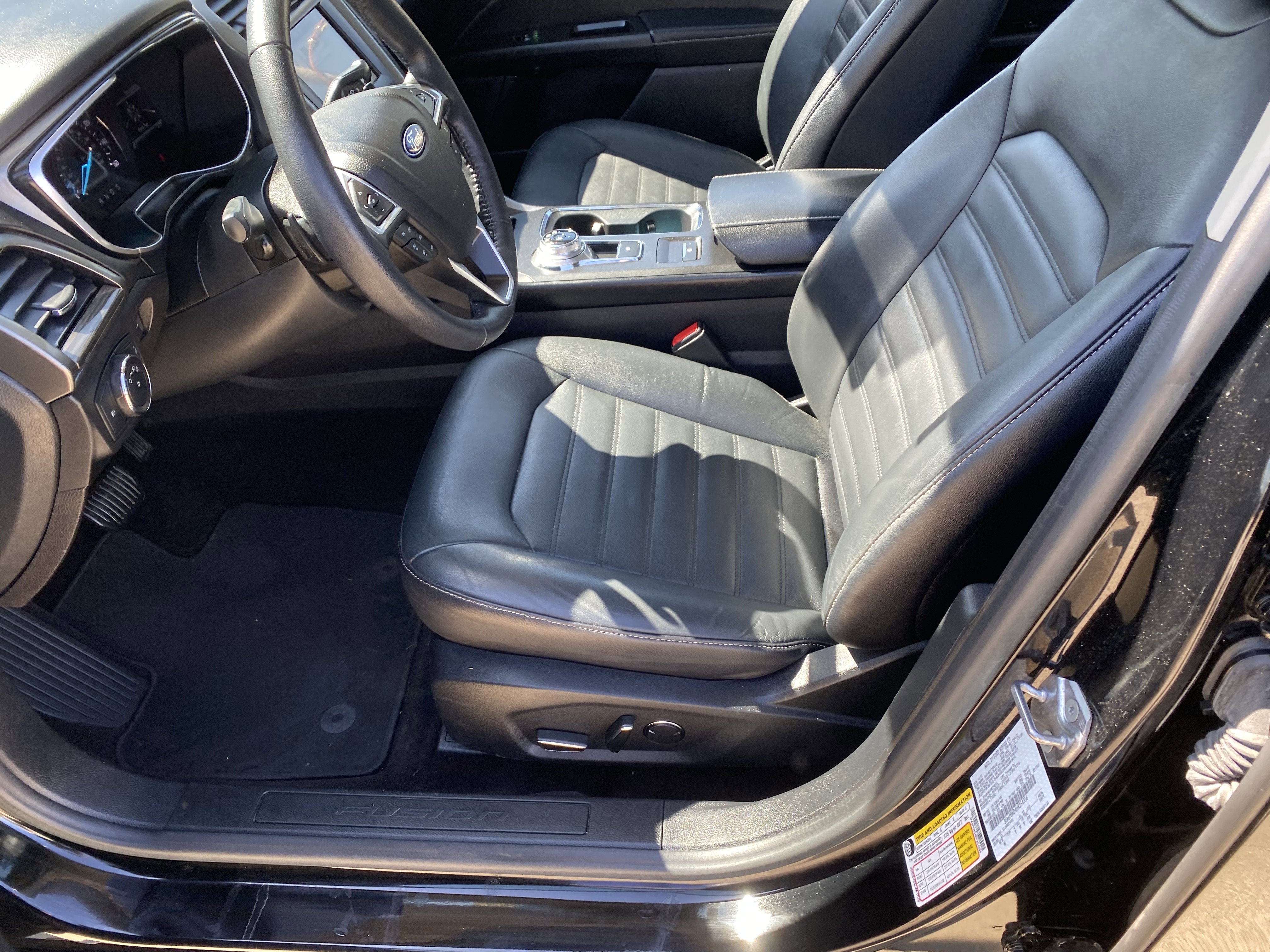 Used 2017 Ford Fusion SE w/ Fusion SE Technology Package image 3