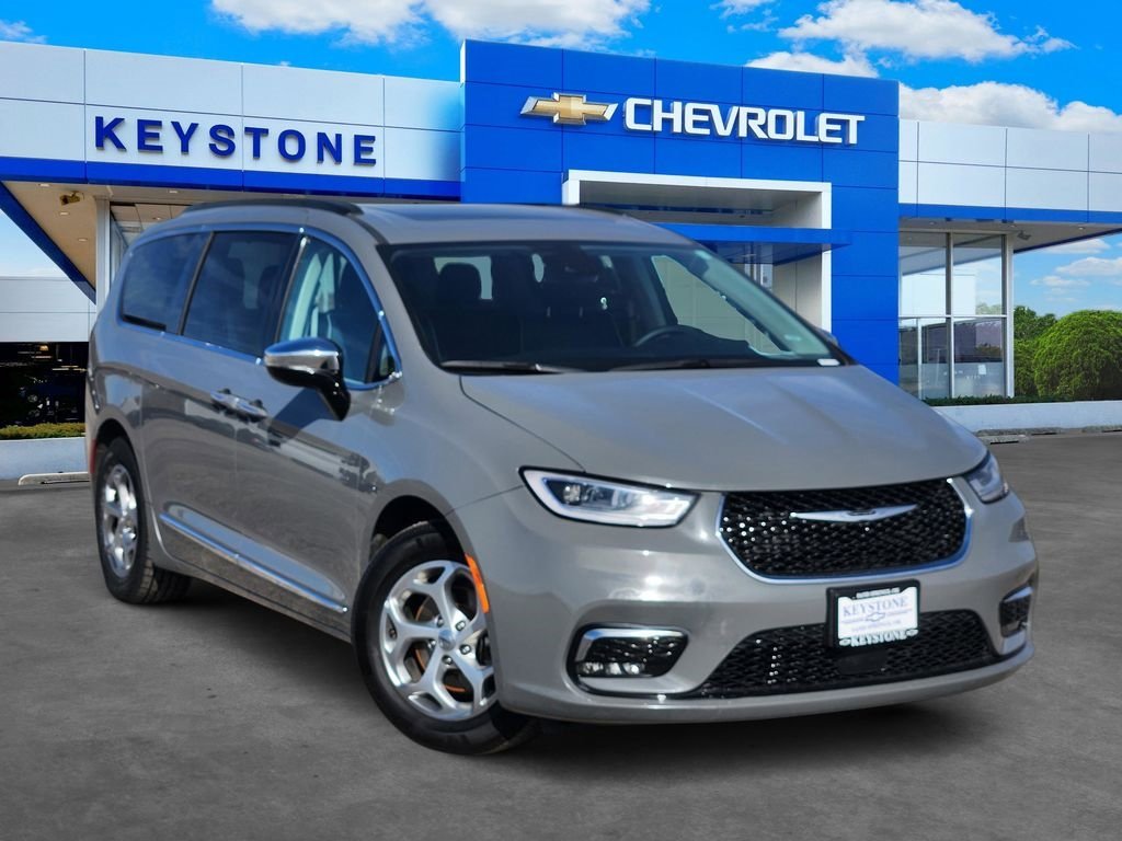 Used 2023 Chrysler Pacifica Limited image 1