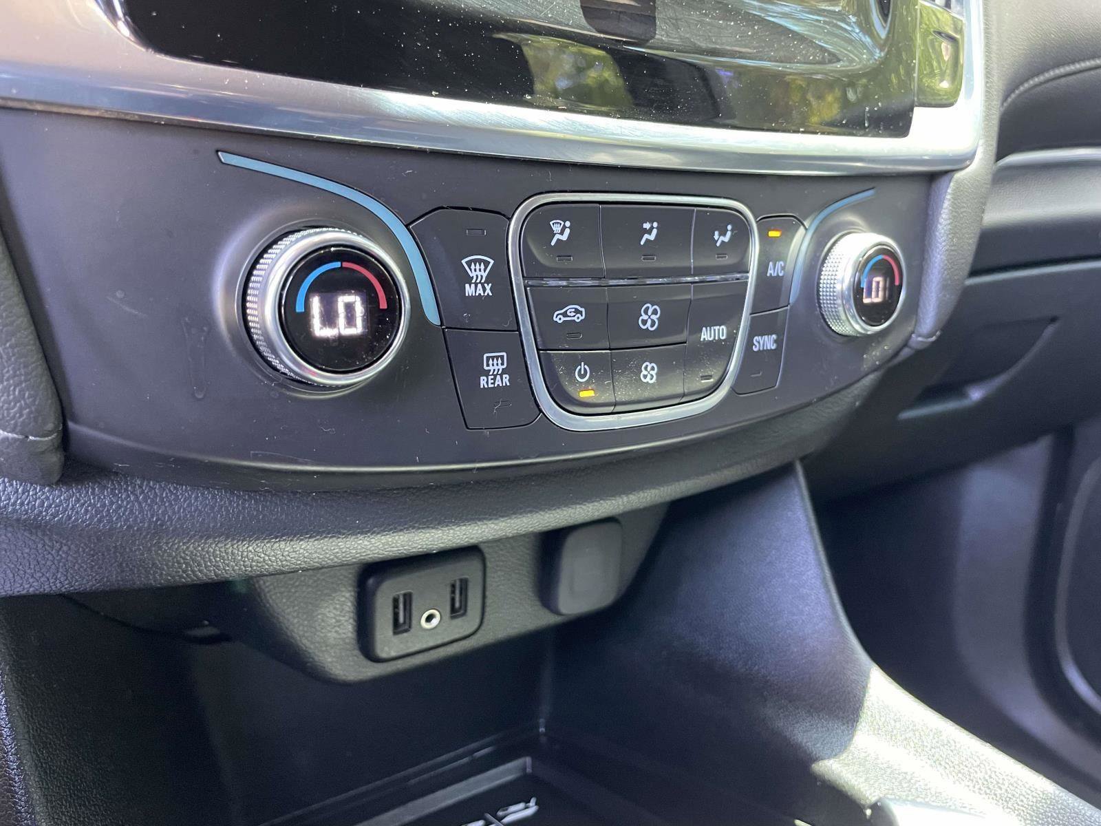 Used 2022 Chevrolet Traverse LT FWD image 14