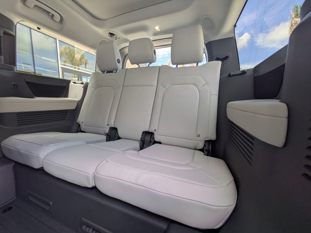 New 2026 Land Rover Defender 130 X-Dynamic SE AWD/4WD image 15