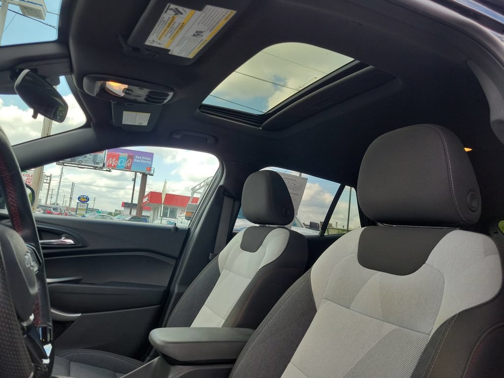 Used 2024 Chevrolet Trax RS w/ Sunroof Package FWD image 36